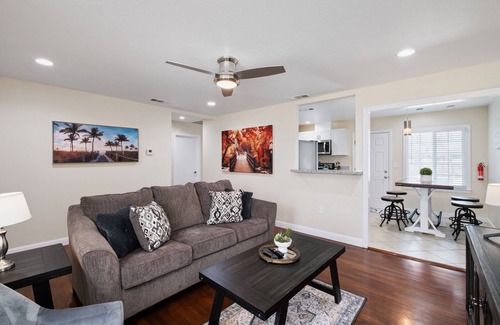 Fresno House | 3B/2Bth Clean, Cozy, Convenient