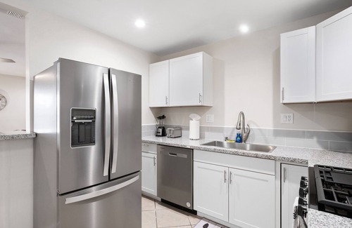 Fresno House | 3B/2Bth Clean, Cozy, Convenient