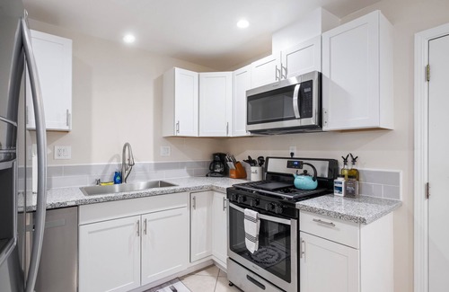 Fresno House | 3B/2Bth Clean, Cozy, Convenient