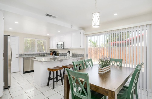 Clovis House | 3B/2Bth Spacious Rooms & Open Kitchen w Swim Pool