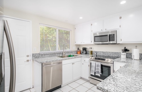 Clovis House | 3B/2Bth Spacious Rooms & Open Kitchen w Swim Pool