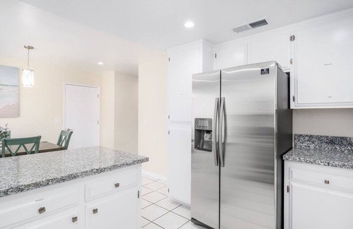 Clovis House | 3B/2Bth Spacious Rooms & Open Kitchen w Swim Pool