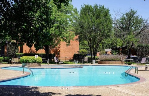Grand Prairie Condo | 3B Lux 3bd 3bth Condo w/King/4 separate twin beds