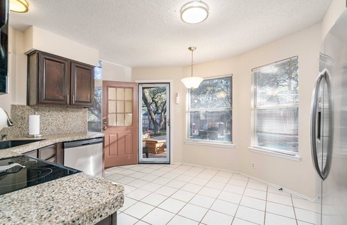 San Antonio Villa | 3B Villa, Pool, BBQ, Firepit, Mini Golf, Yard Games, Gym, Family & Pet Friendly