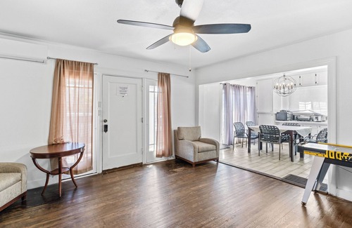 Santa Ana House | 3b2b Home w Shared Backyard Close to UCI