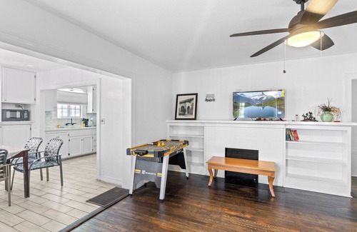 Santa Ana House | 3b2b Home w Shared Backyard Close to UCI