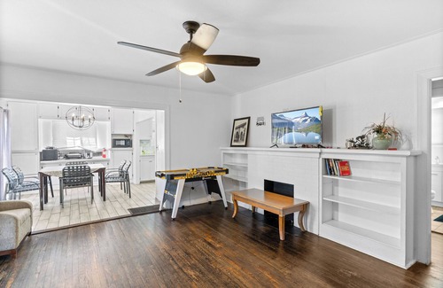 Santa Ana House | 3b2b Home w Shared Backyard Close to UCI