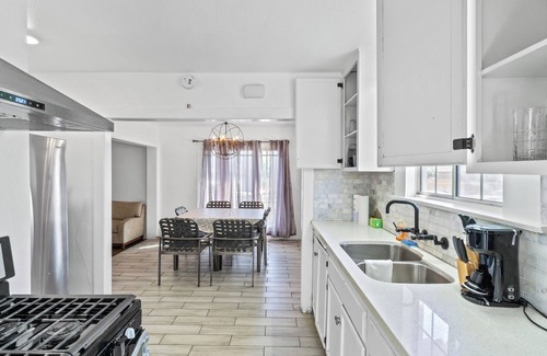 Santa Ana House | 3b2b Home w Shared Backyard Close to UCI
