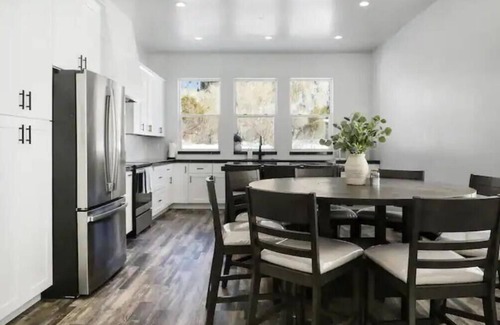 Samak Cabin | 3Bd 2.5Bth, Hot Tub, Wheelchair Accessible and Mountain View’s
