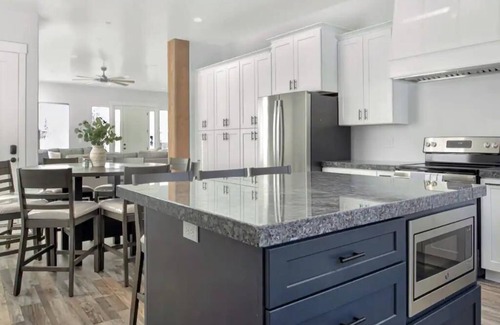 Samak Cabin | 3Bd 2.5Bth, Hot Tub, Wheelchair Accessible and Mountain View’s