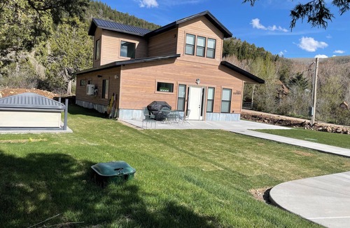 Samak Cabin | 3Bd 2.5Bth, Hot Tub, Wheelchair Accessible and Mountain View’s