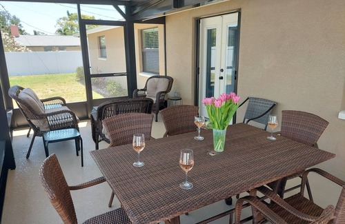 Laurel House | 3BD/2BA, 2 w King Beds, 4 Bikes, 1/2 mile to Beautiful Nokomis Beach