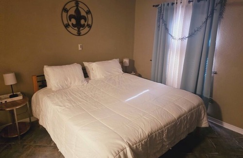 Metairie House | 3bd/2ba Spacious Home in Safe Area! Walk to the Lake and Only Minutes from NOLA
