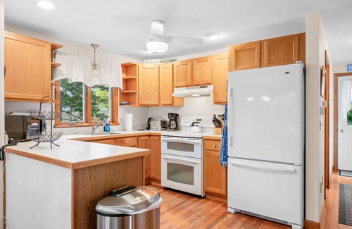 South Harwich House | 3bd 2bth Dog Friendly .3 miles to Red River Beach