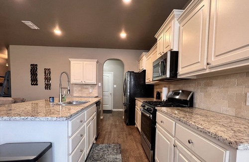 North by Northwest House | 3BD|2BTH w/firepit & patio. Full Kitchen & FAST WIFI