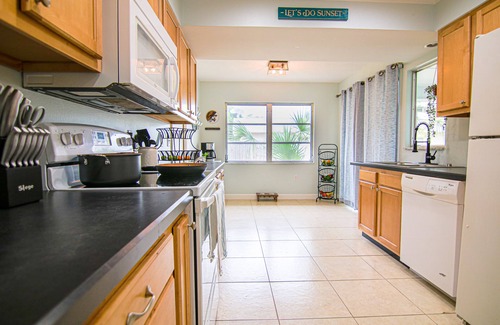 Sarasota House | 3bd 3b Siesta Key with New Heated Pool and a Game Room 2.5 Miles to the Beach!