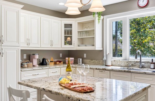Virginia Park House | 3BD Coastal Getaway - Pool, Mini Golf & Billiards