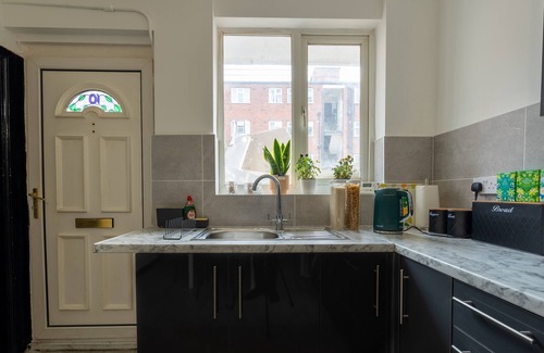 The Westside Apartment | 3bd flat, with Pool Table,& Dart, sleeps 8, central, close to shops