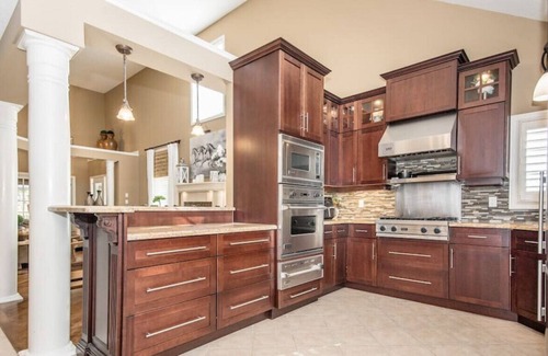 Guelph House | 3bd McArthur · Executive 2500 sqft Bungaloft w/ Fp