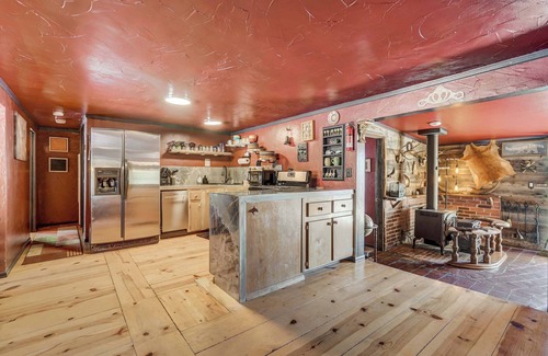 Florissant House | 3bd Mnt Views, Hot Tub, Fire Pit, & Grill