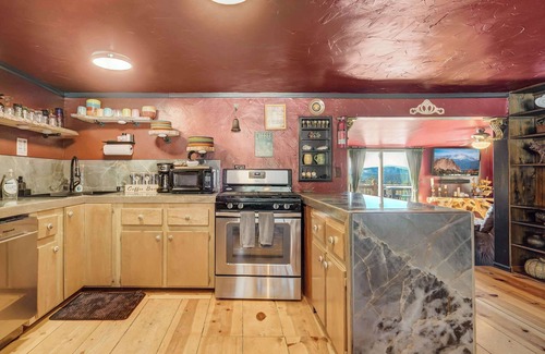 Florissant House | 3bd Mnt Views, Hot Tub, Fire Pit, & Grill
