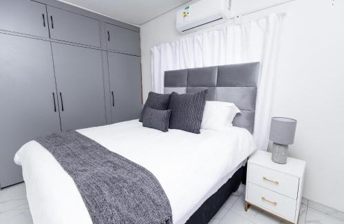 North-West District Apartment | 3BD Poolside Paradise Fast Starlink Wi-Fi Near CBD and Airport