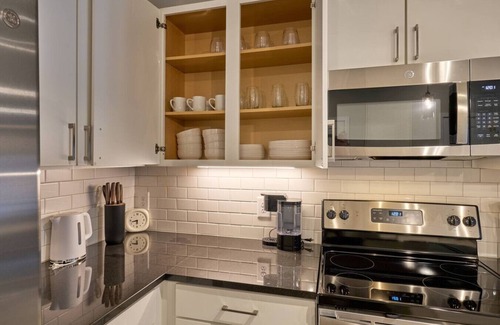 Clayton Apartment | 3BD Sanctuary Stone`s Throw from DT Clayton