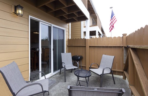 Seaside Condo | 3BD Seaside Condo | Central Location | Pet Ok