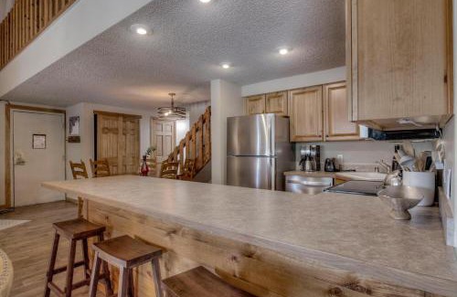 Four O'Clock House | 3bd Ski-in Top Floor &Walk to Main Street