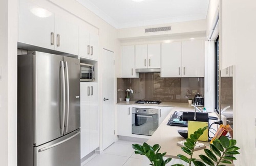 Eight Mile Plains House | 3BD Townhouse close to shops/transport w/carpark