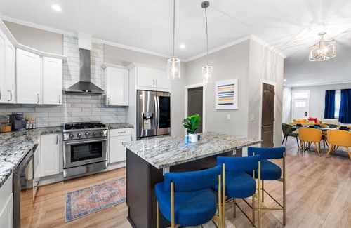 Bloomfield House | 3BD w/Rooftop & BBQ - 7 Mins to Downtown Pittsburgh