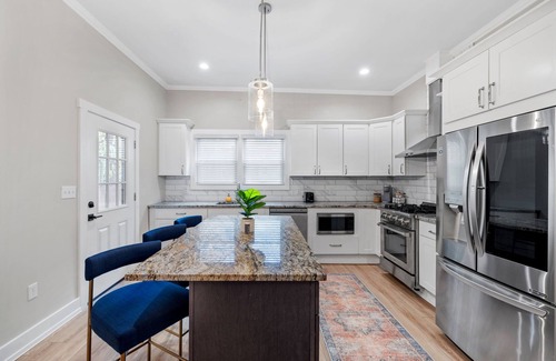 Bloomfield House | 3BD w/Rooftop & BBQ - 7 Mins to Downtown Pittsburgh