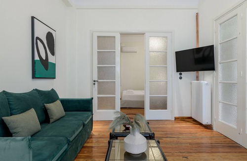 Plaka Apartment | 3Bdr Modern Design & Bright Interiors in Plaka