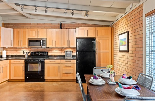 Hancock House | 3bdrm 10 mins Downtown, Next to UT, Outdoor Dining & Grill