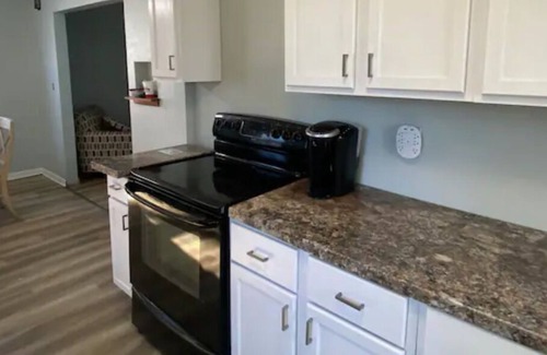 Marshall House | 3BDRM+Pets+Fenced yard+Laundry In House