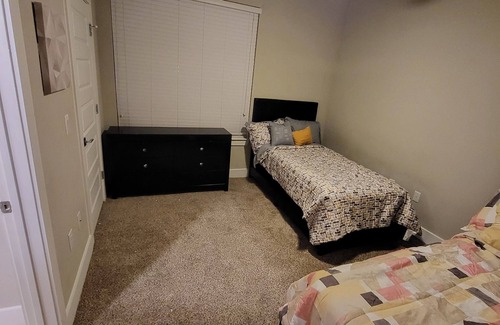 Barker House | 3BDRM TOWNHOUSE! 75IN TV.WIFI!