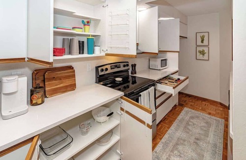Ames House | 3bed/1.5bath Modern Retreat w/Hot Tub