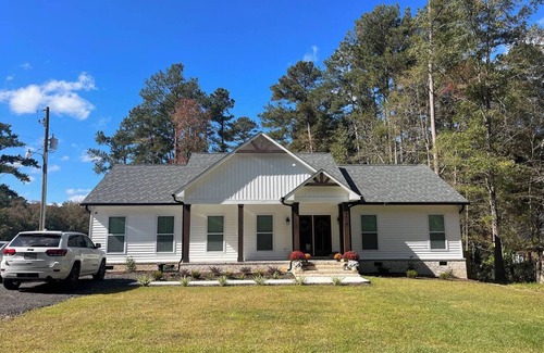 Evans House | 3bed/2bath Lake Front Home Available for Masters