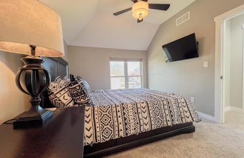 Cedar Falls House | 3Bed 2Bath Outdoor Oasis, Fenced Yard, HOT TUB!