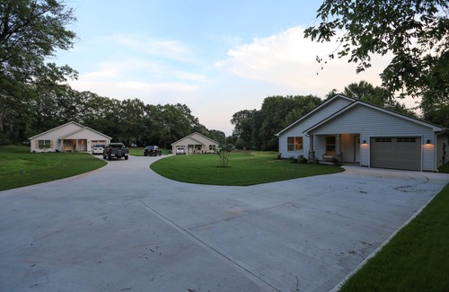 Greer House | 3Bed/2Bath Ritzy 2 of 3