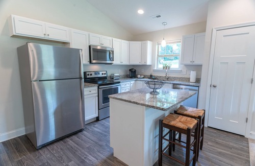 Greer House | 3Bed/2Bath Ritzy 3 of 3