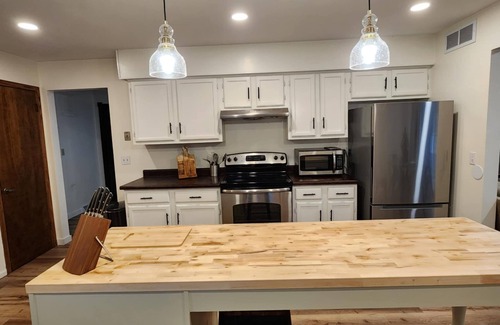 Roscoe House | 3Bed 3 Bath Home with Indoor Pool -Your Perfect Getaway!nnn
