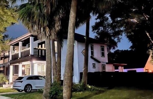 Urban Core House | 3bed/3bath Historic Retreat with Modern Interior/Ammenities Pool/HotTub