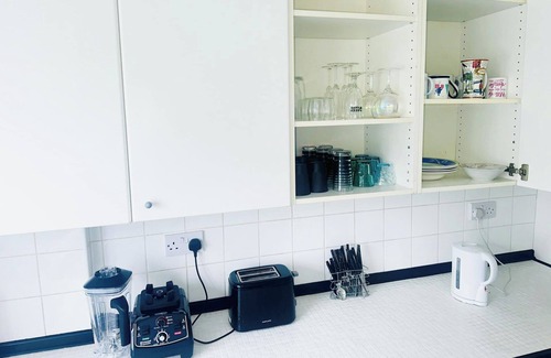 Downham Apartment | 3Bed Apartment Sleeps 6 - Free Parking, Wifi