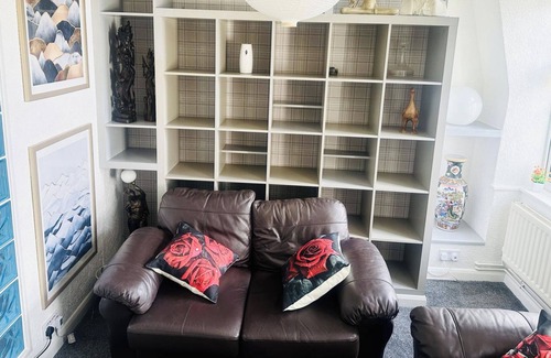 Downham Apartment | 3Bed Apartment Sleeps 6 - Free Parking, Wifi