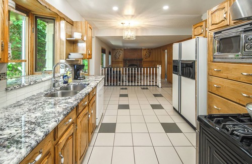 Northwest Calgary House | 3Bedroom 2Full Bath Double Garage near DT&YYC PetOK