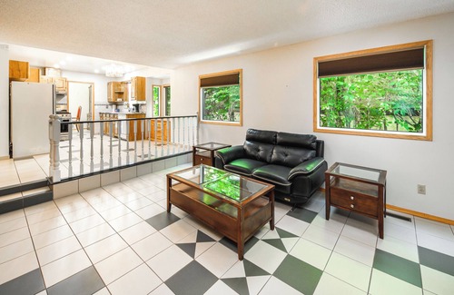 Northwest Calgary House | 3Bedroom 2Full Bath Double Garage near DT&YYC PetOK