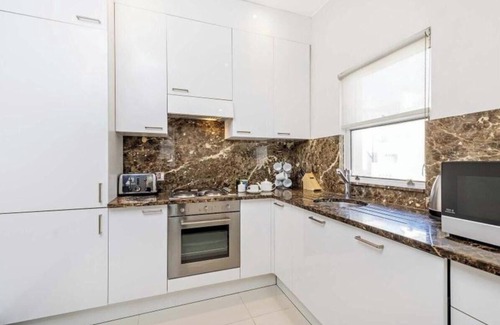 South Kensington Apartment | 3bedroom deluxe apartment in South Kensington - Spacious for Families & Groups