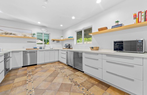 Old Northwood Historic District House | 3Bedroom home w/Hot Tub, Downtown West Palm Beach across from Palm Beach Island