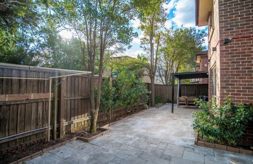 Dundas House | 3bedroom Townhouse at Dundas